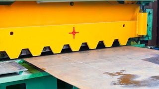 Beim Zuschnitt von Blechen fallen große Mengen Abfall an (Archivbild).   (Bild: vvoe - stock.adobe.com)