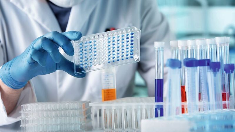 In der pharmazeutischen und biotechnologischen Produktion ist Handarbeit aus Hygiene- und Sicherheitsgründen unerwünscht.(Bild:   Adobe Stock/angellodeco)
