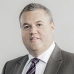 Titel, Name: Stefan De Loecker  Geburtsjahr: 1967 in Siegen  Funktion: Mitglied des Vorstands  Firma: Beiersdorf   Ausbildung:  Studium der Wirtschaftswissenschaften mit Schwerpunkt Finance & Accounting in Antwerpen (Belgien) Berufliche Laufbahn:  1990 - 1991: Commercial Trainee, Nestlé Belgilux n.v. 1991 - 1996: Product Manager, Culinary Products 1996 - 1998: Marketing Manager, Chilled Dairy Products 1998 - 1999: Key Account Manager, Chilled Dairy Products 1999 - 2001: Marketing Manager, Strategic Business Unit Dairy, Nestlé S.A., Switzerland 2001 - 2003: Geschäftsführer Milchfrischprodukte GmbH, Nestlé Deutschland AG 2003 - 2006: Geschäftsführer von Nestlé Schöller GmbH & Co KG 2007 - 2008: Geschäftsführer von Maggi GmbH 2007 - 2008: Mitglied des Vorstands, Nestlé Germany AG 2008 - 2011: Vorstandsvorsitzender, Nestlé Rossiya LLC, Russia 2011: Chief Operating Officer, Tesco plc, Großbritannien 2011 - 2012: Vorstandsvorsitzender, Tesco Slovakia 2012 - 2014: Corporate Senior Vice President Near East Region, Beiersdorf AG Seit Juli 2014: Mitglied des Vorstands der Beiersdorf AG  (Bild: Beiersdorf)