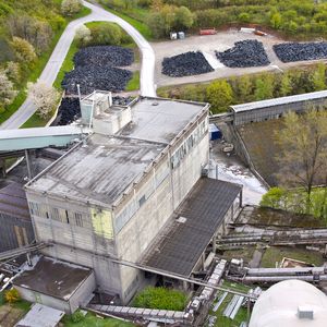 Mühlenhaus und Reifenlager: Der Drehrohrofen kann mit einer Sekundärbrennstoffrate von bis zu 100 Prozent arbeiten. Neben Kunststoff werden auch Altreifen, Lösemittel und Tiermehl energetisch verwertet.