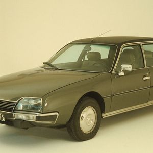 Die von Anfang 1976 bis Ende 1988 angebotene Luxusversion CX Prestige ist äußerlich häufig am Vinyldach zu erkennen. Am auffälligsten sind jedoch die um 170 Millimeter verlängerten Fondtüren. Diese Ausführung wurde von einigen Staatsoberhäuptern als Dienstwagen genutzt.(Bild:   Citroën/Stellantis)