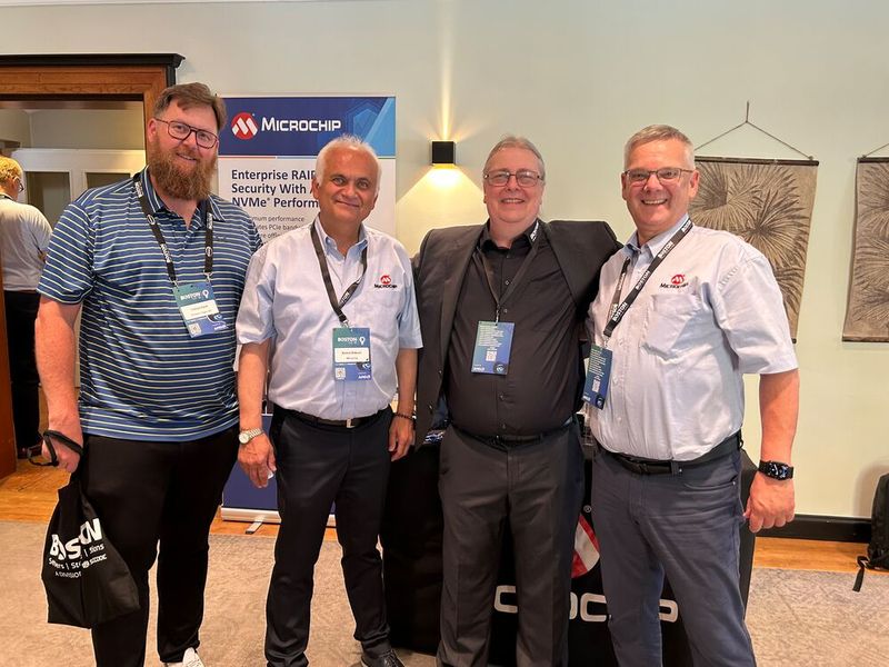 (v. l.) Tobias Garn (Schwarz Digits), Kemal Babuer (Microchip), Rainer Göldner (Boston) und Klaus Bachmann freuen sich sehr über die gut besuchte Messe. (Bild: Boston)
