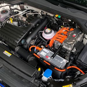 Ein Blick unter die Haube eines GTE ...(Bild:  Seyerlein/»kfz-betrieb«)