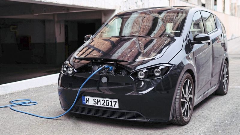Bis das E-Auto von seinen Solarzellen geladen wird, dauert es etwas zu lang. Entsprechend saugt der Sion auch Strom aus der Steckdose. (Bild: Sono Motors)