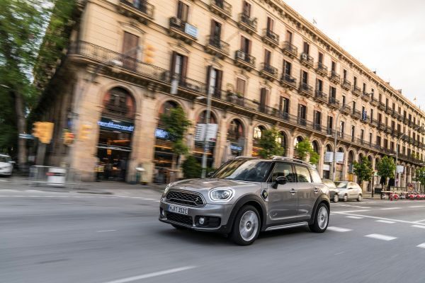 Der MINI Cooper S E Countryman ALL4 ist der erste Mini, bei dem ein Plug-in-Hybrid-Antrieb die Möglichkeit zu rein elektrischer und damit lokal emissionsfreier Mobilität eröffnet. (Mini)