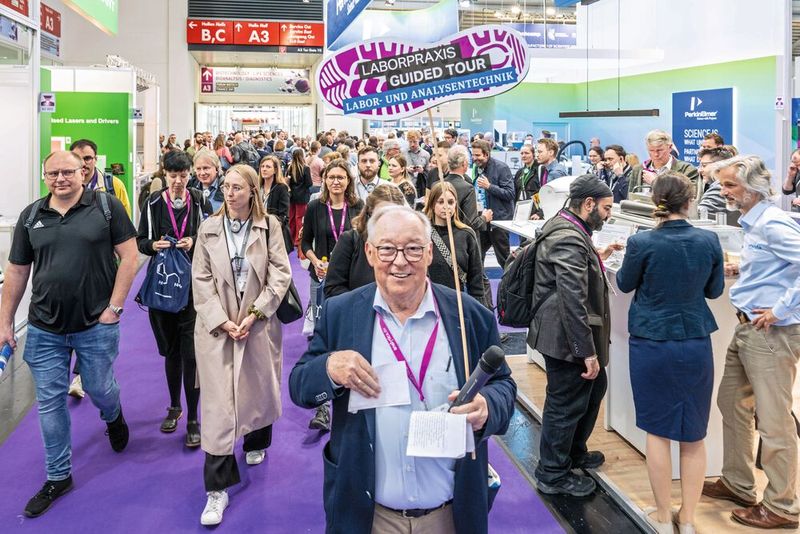 Ausgestattet mit Tourschild, Mikrofon und Kopfhörern für die Teilnehmer durchquerte die bis zu 20 Personen große „Reisegruppe“ die Hallen. (Bild: © Copyright 2024, Messe Muenchen GmbH, all rights reserved)