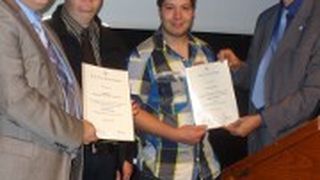 Ausschussvorsitzender René Gravendyk (re.) gratulierte Robert Bartsch zur erfolgreichen Teilnahme bei den World Skills. (Foto: LV NRW)