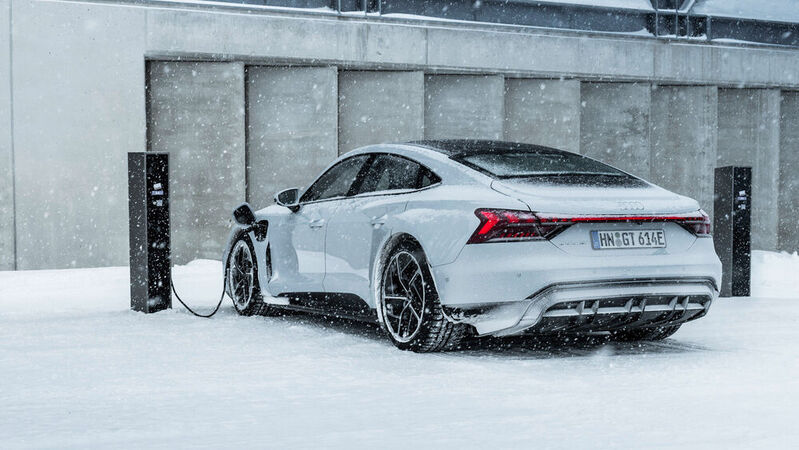 Audi rät, bei kalten Außentemperaturen möglichst schnell nach Fahrtende zu laden: Dann ist die Batterie noch aufgewärmt und lädt schonender und schneller.