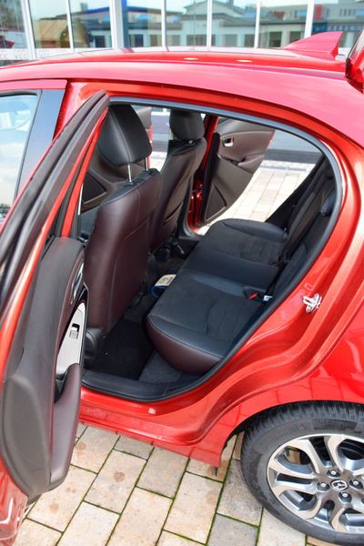 Auch für die Fondpassagiere gestaltet sich der Einstieg schwierig, große Kopffreiheit stand ebenfalls nicht im Lastenheft. (Holz / »kfz-betrieb«)