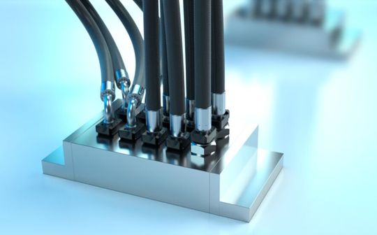 Mit Voss Plug ist eine bauraumoptimierte Montage von Schlauchleitungen möglich.(Bild:  Voss)