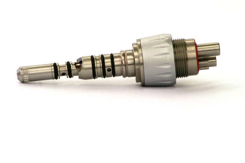 Multiflex-Kupplung des gleichnamigen Turbinenbohrer-Programms von KavoDental. Leicht zu erkennen sind die O-Ringe, die die einzelnen Kammern zumÜbertragen der Antriebsluft für die Turbine sowie von Wasser und Sprayluft zurKühlung voneinander trennen. (Archiv: Vogel Business Media)