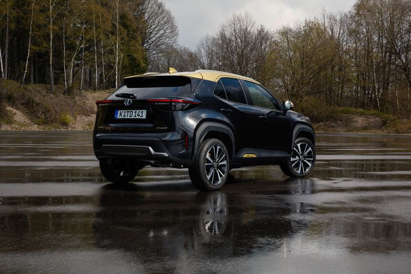 Den Yaris Cross kann man mit Zweifarblackierung bestellen. Die Dachfarbe findet sich auch im Innenraum wieder. (Bild: Toyota)