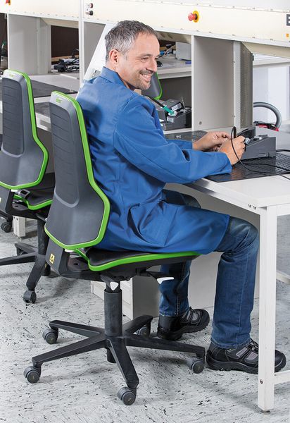 Die Bimos-Arbeitsstühle werden speziell für die Industrie entwickelt. Das neue Bezugsmaterial Supertec ist partiell hart dank Mikropanzerung, doch insgesamt sehr weich. (Bild: Interstuhl)