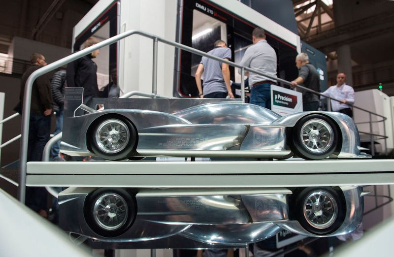 Garant für gute Geschäfte, Schaufenster für den internationalen Markt, Taktgeber für die Zukunft der Produktion – so beschreiben die Aussteller die EMO Hannover 2017. (VDW)