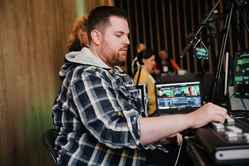Patrick Aust (Vogel IT-Akademie) und seine Kollegen haben die Technik im Blick.  (Bild: Manuel Emme Fotografie/Vogel IT-Akademie)