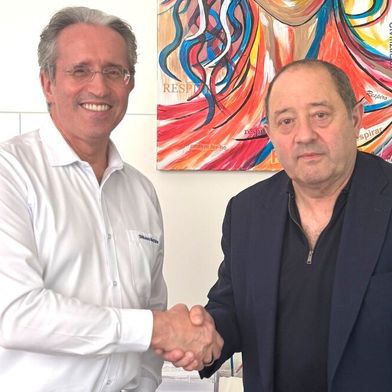 Dr Georg Holzinger, Managing Executive Officer of Shibaura Machine and spokesperson for the management board of Shibaura Machine LWB, and Emilio Modesto Puebla Vallina of Puebla Vendrell Engineering System have agreed on a sales partnership for the Spanish market, effective immediately. (Source: Shibaura Machine LWB)