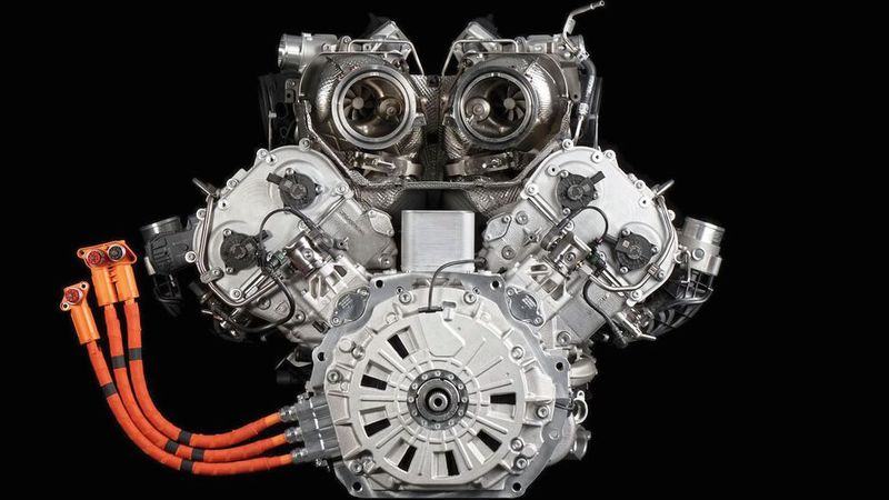 Das neue V8-Aggregat mit vier Litern Hubraum leistet 588 kW/800 PS und dreht mit bis zu 10.000 Touren. (Bild:  Lamborghini)
