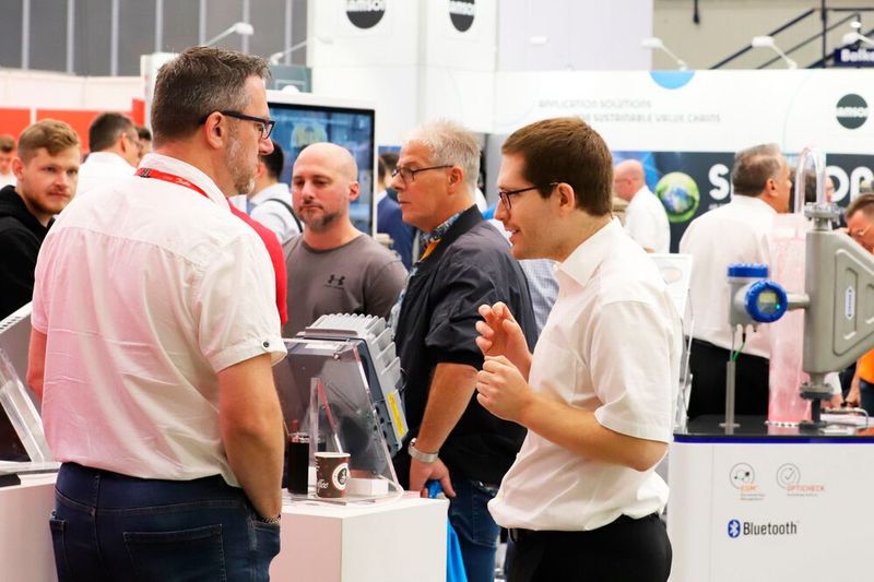 In Fachgesprächen tauschen sich Besucher und Aussteller zu verschiedenen Themen aus. (Bild: Meorga)