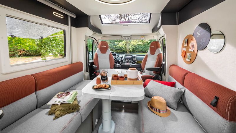 Das Wohnzimmer mit vielen Sitzgelegenheiten ist schick eingerichtet. (Bild: Challenger)