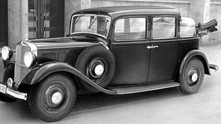 Diesel-Premiere im Personenwagen: Der Mercedes-Benz 260 D wurde im Jahr 1936 als erster Serien-Diesel-Pkw vorgestellt. Im Foto zu sehen ist ein Droschken-Landaulet. (Foto: Daimler)
