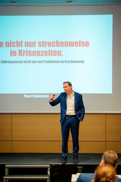 Philip Semmelroth mit seinem Vortrag „Umsatz kommt vom Umsetzen“. (Bild: REINER SCT)