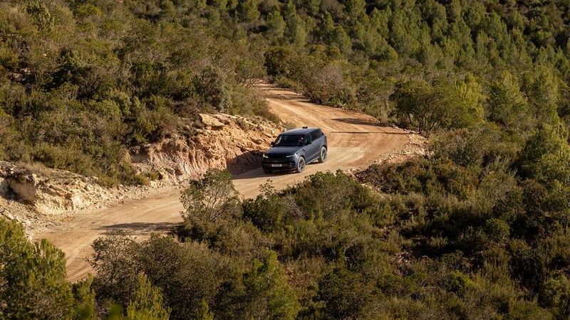Meter um Meter geht es empor, als scheine es keine Schwerkraft zu geben. (Bild: Range Rover)