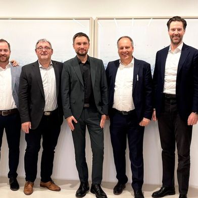 Die Nobix Group übernimmt das Systemhaus Netmin Computer.
(v. li.) Andreas Török, CEO der Nobix Group; Dominik Welz, CFO der Nobix Group; Roland Schröpfler, Gründer und Geschäftsführer von Netmin; Marcus Umhofer, Geschäftsführer von Netmin; Alexander Stengle, Gründer und Geschäftsführer von Netmin; sowie beteiligte Berater. (Bild: Nobix Group)