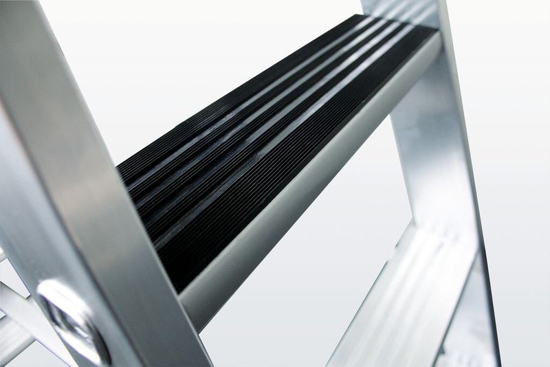 Clip-step ist eine Trittauflage mit hoher Rutschhemmung für die Stufenleitern des Herstellers. (Bild: Günzburger Steigtechnik)