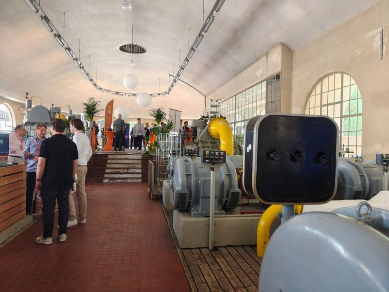 Die Networking-Area diente zugleich als Plattform für Ausstellerinnen und Aussteller, um ihre Lösungen zu präsentieren und mit den Teilnehmenden ins Gespräch zu kommen. (Bild: © Serina Sonsalla)