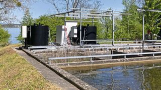 Mesokosmen-Anlage auf dem Gelände des Limnologischen Instituts der Universität Konstanz. Die 600-Liter-Tanks der neuen Versuchsanlage sind groß genug, um die Biodiversität im Bodenseewasser gut abbilden zu können. (Bild: Universität Konstanz/ Lutz Becks)