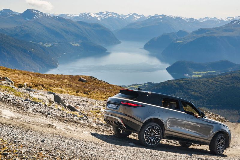 Ein permanenter Allradantrieb ist serienmäßig mit an Bord. (Jaguar Land Rover)