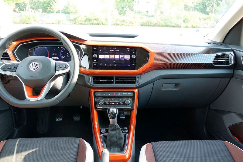 Zwei große Bildschirme und jede Menge Vernetzungsmöglichkeiten machen den T-Cross zur Playstation. (Rosenow/»kfz-betrieb«)