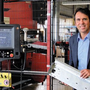 Thomas Schnekenburger, Geschäftsführer der SMB Schnekenburger GmbH, verfügt über einen umfangreichen modernen Maschinenpark: „Unsere Fähigkeiten zur Präzisionsarbeit, gepaart mit einer marktgängigen Preispolitik, sorgen für eine hohe Auslastung der Maschinen und Anlagen.“