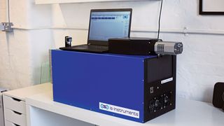Das UV-Raman-Spektrometer Odin: Ein kompaktes Instrument, das eine schnelle und hochpräzise Raman-Charakterisierung von komplexen biologischen Materialien ermöglicht. (Bild: Toptica Photonics)