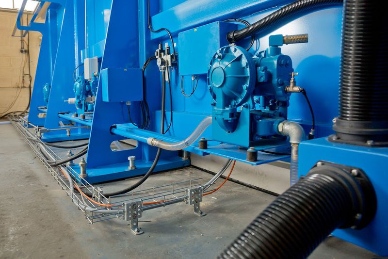 CNC-Membranpumpen entfernen den Abrasivabfall beim Wasserstrahlschneiden und sorgen laut Water Jet Sweden für einen stets kontinuierlich ablaufenden Schneidprozess. (Water Jet Sweden/Matt Roberts)