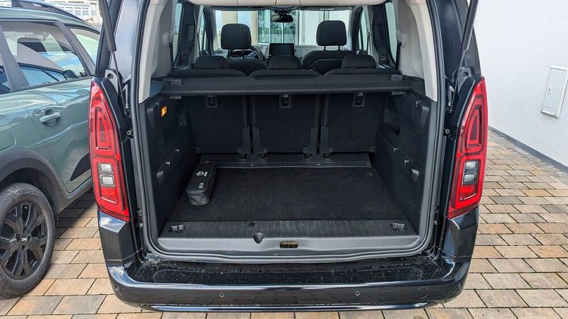 4. Der Kofferraum: Quadratisch, praktisch, groß: Der Toyota schluckt schon bei normaler Bestuhlung 641 Liter, maximal passen bis zu 2.126 Liter in die Höhle. (Bild: Rosenow – VCG)