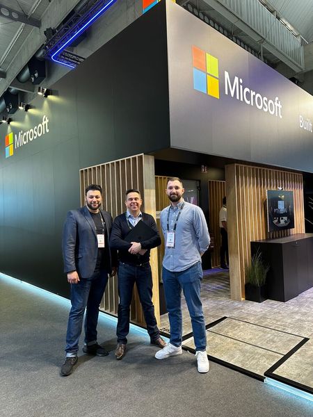 Das Microsoft Team (v. l.) Erdem Üstün, Matthew Schmidt und Clirim Shahini hatte auf dem Stand viel zu tun. (Bild: Vogel IT-Medien)