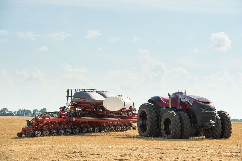Künftig sollen autonome Traktoren auch Big Data verarbeiten können, zum Beispiel Echtzeitdaten von Wettersatelliten, um günstige Arbeitsbedingungen unabhängig von Tageszeit und Bedienereingaben automatisch optimal zu nutzen. (Bild: Jackie O. Photography/Case IH)
