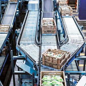 Die Fördertechnik „Streamline“ ist für Behälter, Kartons, Trays und Weichverpackungen geeignet.(Bild:  Knapp)