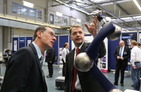 An der Exhibition konnten diverse Produkte aus der Servicerobotik begutachtet werden. (Schunk)