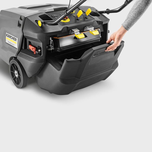 Der Kehrgutbehälter des KM 85/50 W Bp von Kärcher kann abgenommen und auf eigenen Rollen zur Entleerung gefahren werden. So werde der Kontakt mit dem darin befindlichen Schmutz für den Anwender weitgehend vermieden. (Bild: Kärcher)