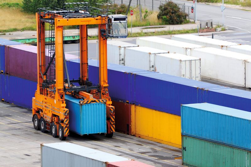 Die Gleitlagerlösungen ersetzen fettgeschmierte Bronzelager in den Portalhubwagen; die Fettschmierung wird überflüssig und Geräuschprobleme werden behoben.  (GGB)