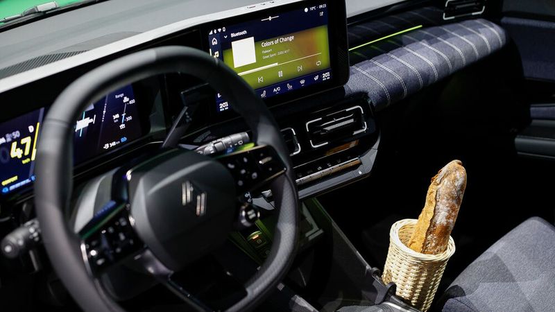 Zusätzlich gibt es in der Mitte des Cockpits einen zehn Zoll großen Bildschirm als Schaltzentrale. (Bild: Renault)
