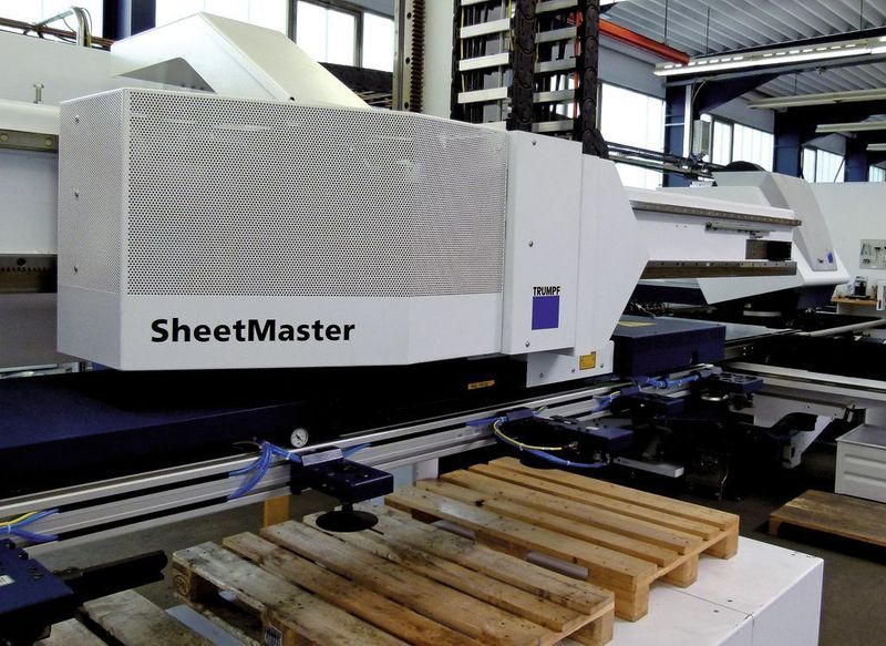 Die Trumatic 3000 Fiber ist mit einem Sheetmaster ausgestattet, der die automatische Beladung der Kombimaschine erledigt. Bild: Kuhn (Archiv: Vogel Business Media)