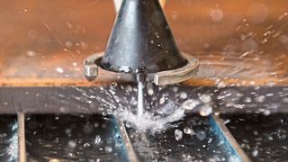 Präzis schneiden: Hochdruckpumpen sorgen für einen leistungsfähigen Wasserstrahl  (Bild: Matthias Fritzenwallner / STM)