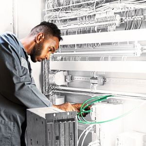 Servicetechniker von Syntegon unterstützen Aspen bei der Anpassung der Linien an die Impfstoffabfüllung.(Bild:  Syntegon)