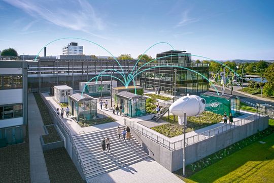 AES: Damit das Zukunftsbild der All Elec­tric Society Wirklichkeit wird, bedarf es technischer Lösungen für den effizienten  Leistungsanschluss. (Bild:  Phoenix Contact)