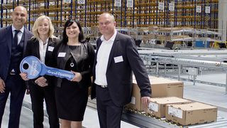 Hakan Bicil, CEO Imperial Logistics International, Astrid Lühring, Mitglied der Geschäftsführung Volkswagen-Konzernlogistik, Beatrice Liedtke, Site Manager Wilhelmshaven, Imperial Logistics International, und Frank Leweling, Head of Project Management BTS, Panattoni Europe (v. l.) bei der Eröffnung des neuen Verpackungszentrums. (Volkswagen)