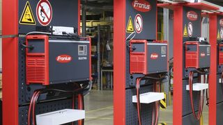 Die Ladestation besteht aus mehreren Lademodulen 2000, an denen die Batterien im Flurförderzeug geladen werden. (Bild: Fronius)