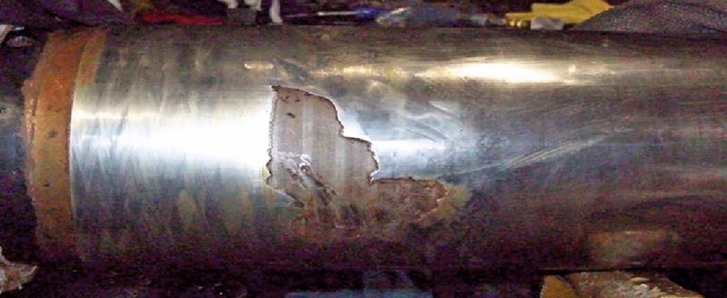 Bild 2: Aufgrund der lokal abgeblätterten Keramikschutzschichten ist die Antriebswelle unbrauchbar. Im Rahmen der Instandsetzung wird sie durch eine Edelstahlschicht ersetzt. (Alabama Laser)